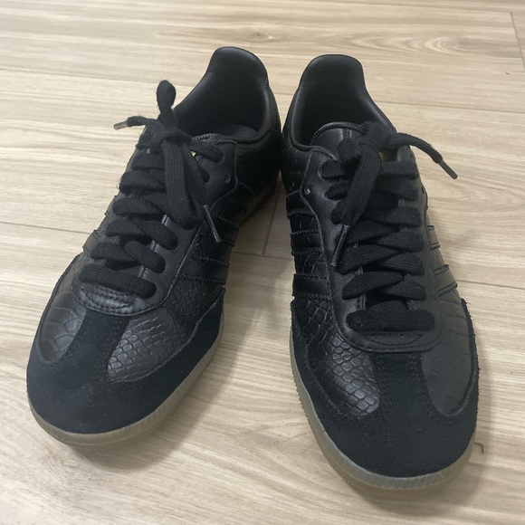 adidas Shoes - Adidas samba size women’s 6